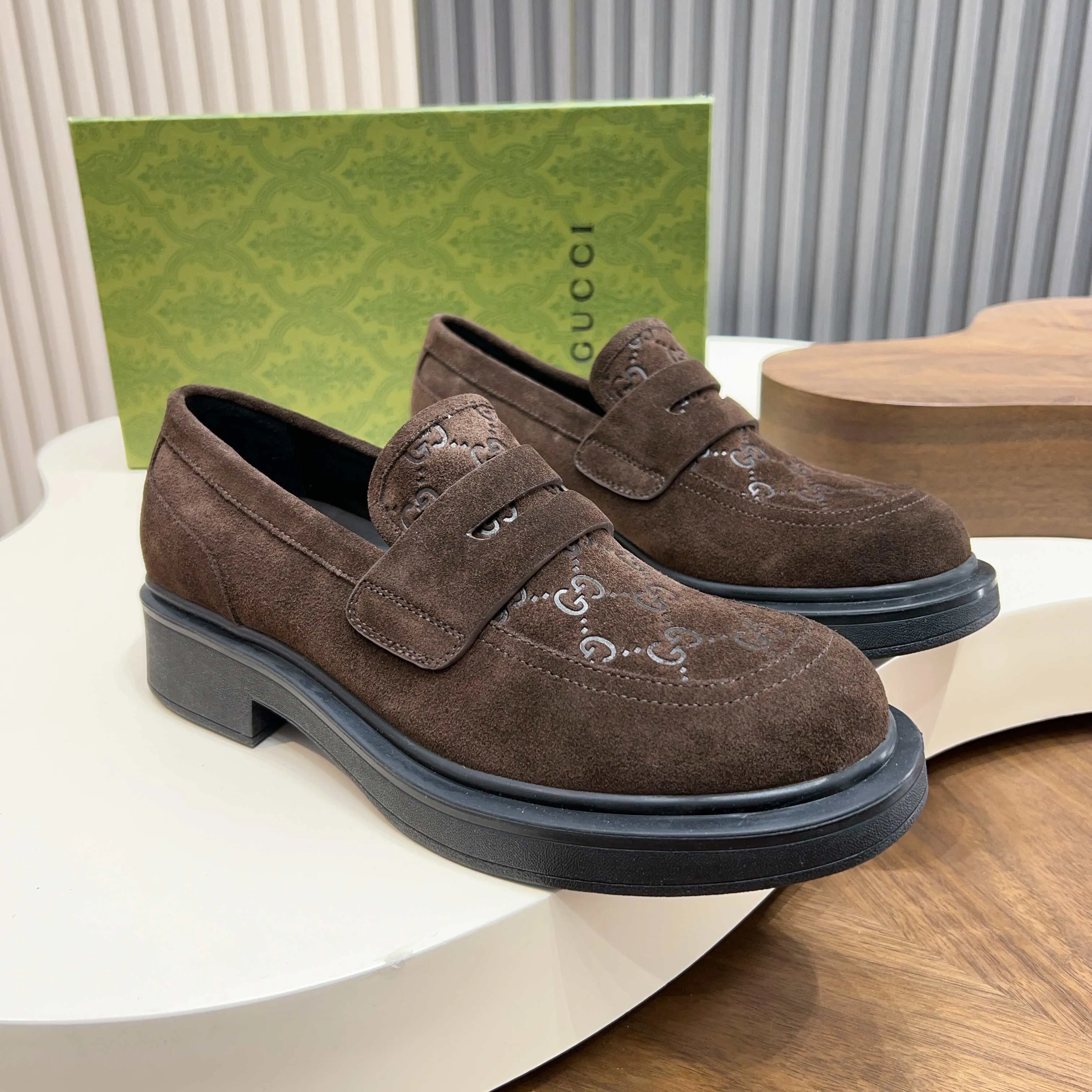 💰780 Gucci/Gucci new men’s lace-up shoes with GG details, matte cow leather derby shoes! The design of this men's lace-up shoe is rooted in the brand's heritage. Crafted from premium waxed cow leather, it is embellished with GG printed embossed suede leather details, a nod to Gucci's iconic monogram. The rubber sole decorated with GG pattern adds a touch of modern fashion to this design. Typical three-joint style design. European and American classic version, full calfskin lining. The overall upper texture is soft and the lining is comfortable and breathable. 2CM thickened soft rubber sole, easy to control. Versatile and stylish upper foot, multiple colors available to meet different matching needs, complete package! Size: 39-40-41-42-43-44 leather shoe size (38.45.46 can be customized)